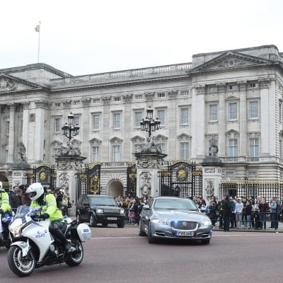 Theresa May lähdössä Buckinghamin palatsista kuningatattaren tapaamisen jälkeen Lontoossa keskiviikkona.