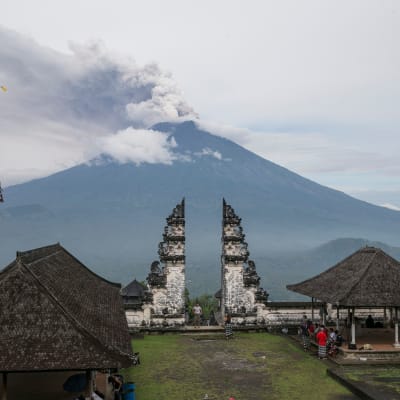 Agung-tulivuoren purkautuminen on saanut Balin varpailleen.