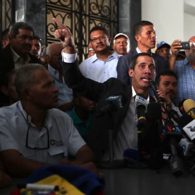 Venezuelas oppositionsledare Juan Gaido på presskonferens i Caracas.