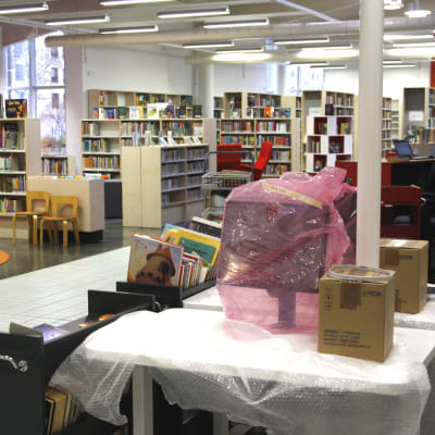 Intäckta apparater inför meröppet i Gammelbacka bibliotek.