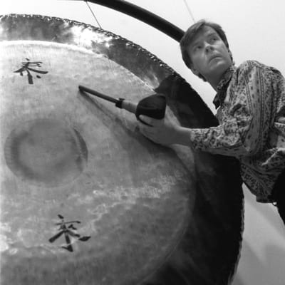 Magnus Lindberg soittaa gongia, kuva liittyy Kraft-teoksen orkesteriharjoituksiin 1991.