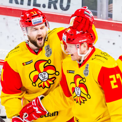 Nicklas Jensen och Petri Kontiola firar mål bredvid en domare.