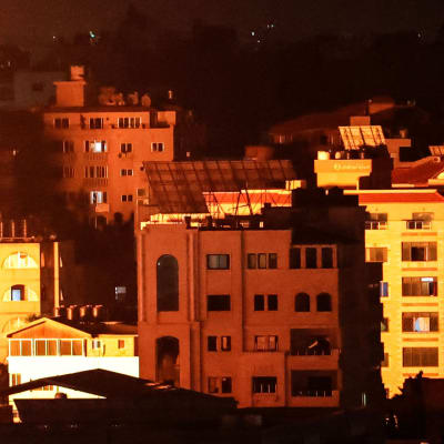Rökpelare över Gaza City natten till måndagen då de israeliska flygbombardemangen där fortsätter. 