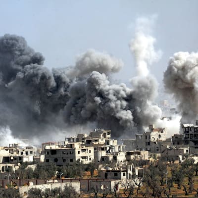 Savupatsaita pommituksen jälkeen Doumassa.