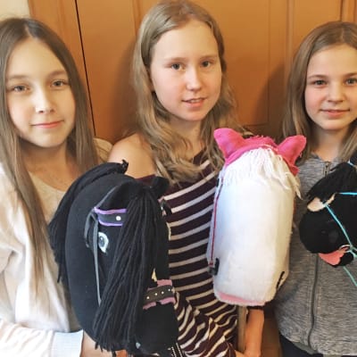 Kolme tyttöä, Lamminpään koulun oppilaat Milja Penninkangas, Sini Siikakoski ja Saga Haataja ja keppihevoset Starlight, Lady ja Luna.
