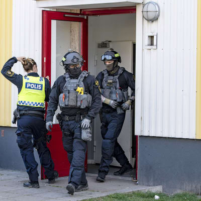 Mellakkapoliiseja talon edustalla Malmössä.