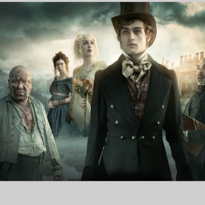 Minisarjassa nähdään vankikarkuri Abel Magwitch (Ray Winstone, vas.), Estella (Vanessa Kirby), neiti Havisham (Gillian Anderson), Pip (Douglas Booth) ja Jaggers (David Suchet).