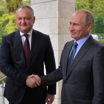 Moldovan presidnetti Igor Dodon tapasi Venäjän presidentin Vladimir Putinin Sotšissa lokakuussa 2017.