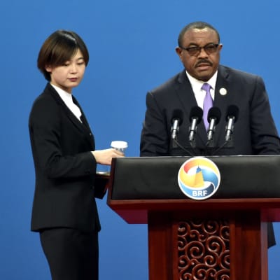 Pääministeri Hailemariam Desalegn pitämässä puhetta,