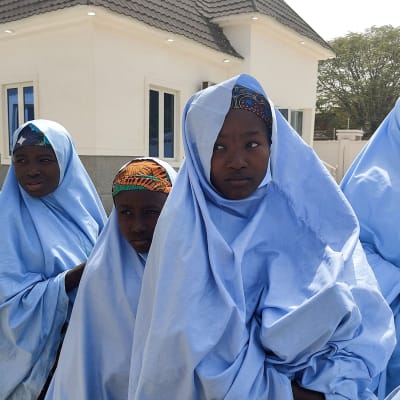 Vapautetut Nigerialaiset koulutytöt valmistautuu tapaamaan perheenjäseniä Jangebessa, Zamfaran osavaltiossa.