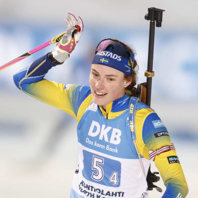 Hanna Öberg höjer armen uppåt.