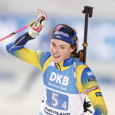 Hanna Öberg höjer armen uppåt.