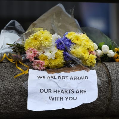 Kukkatervehdys ja viesti lähellä parlamenttitaloa Lontoossa 23. maaliskuuta.