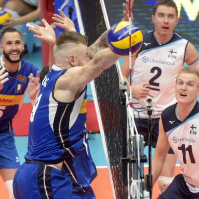 Italian Osmany Juantorena (vas.), Anzani Simone ja Ivan Zaitsev sekä Suomen Eemi Tervaportti, Sauli Sinkkonen Niko Suihkonen MM-ottelussa.
