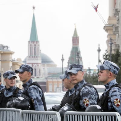 Moskovan poliisi partioimassa opposition luvattomassa mielenosoituksessa 3. elokuuta.