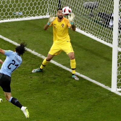 Cavani puski Uruguayn nopeasti johtoon