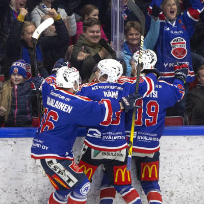 Spelarna och publiken firar Ketteräs 3–1-mål.