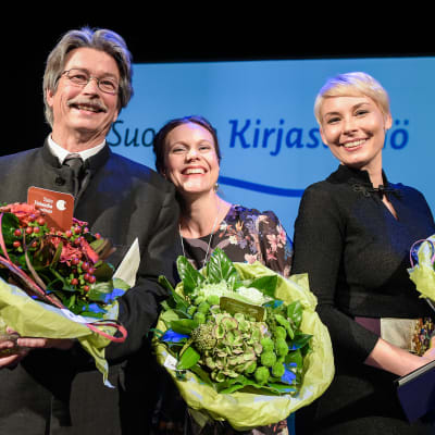 Kuvassa viime vuoden voittajat. Tieto-Finlandian voittaja Tapio Tamminen, Finlandia Junior voittaja Nadja Sumanen ja Finlandia -palkinnon voittaja Laura Lindstedt. 