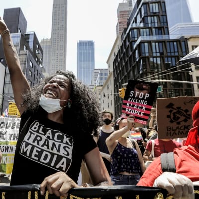 Seksuaali- ja sukupuolivähemmistöt marssivat Black Lives Matter-asian puolesta New Yorkissa 28. kesäkuuta.