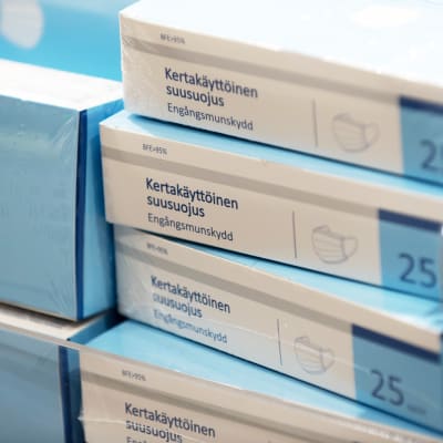 Kertakäyttömaskeja kaupassa.