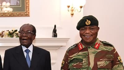 Det var glada miner då president Mugabe poserade tillsammans med arméchefen general Constantino Chiwenga efter den förra förhandlingsrundan i torsdags. 