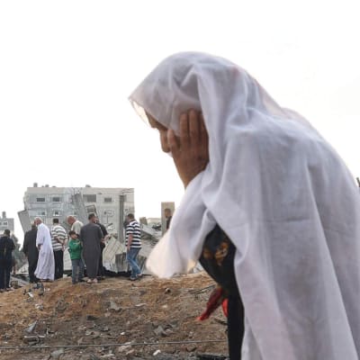 En palestinsk kvinna ser ner på förödelsen i staden Beit Lahia i norra Gazaremsan den 13 maj 2021.