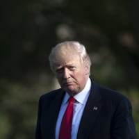 Donald Trump Valkoisen talon pihalla 28. huhtikuuta.