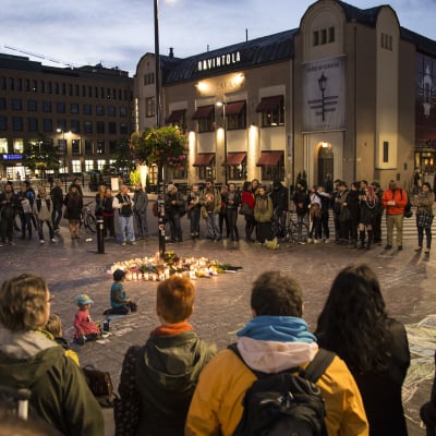 Helsingin Asema-aukiolla järjestettiin muistotilaisuus 18. syyskuuta.