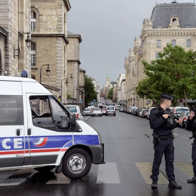 Poliisit partioivat Notre Damen edustalla Pariisissa.