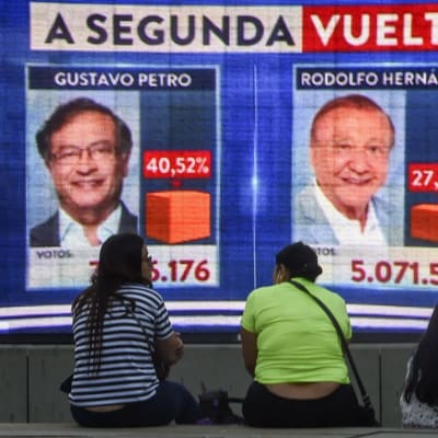 Människor följde med rösträkningen framför en storskärm i Medellín, Colombia. 