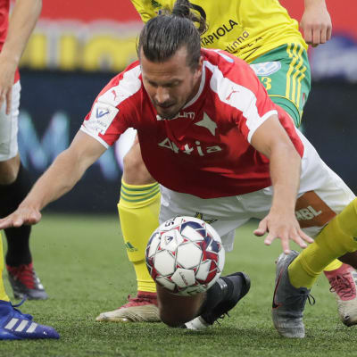 Jukka Halme faller när han kämpar om bollen med Ilvesspelare.