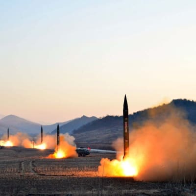 Bild på uppskjutningen av fyra ballistiska medeldistansmissiler 6.3.2017 från den nordkoreanska nyhetsbyrån KCNA.