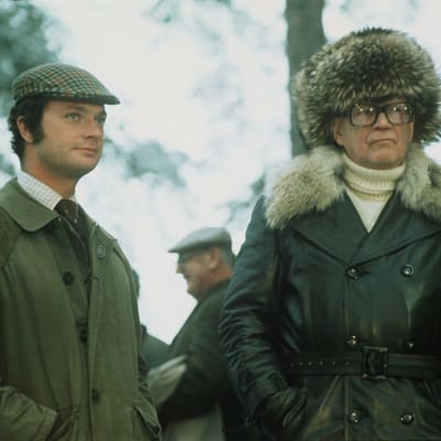 Kuningas Kaarle XVI Kustaa metsästysasussa ja Urho Kekkonen turkishattu päässä Janakkalassa fasaanijahdissa 1975.