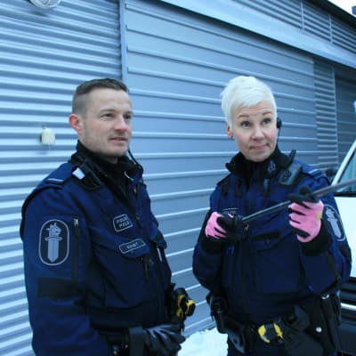 Kouvolalaiset poliisit Mikko Kvist ja Tiina Ahtiainen alkavat tehdä vlogeja Youtubeen.