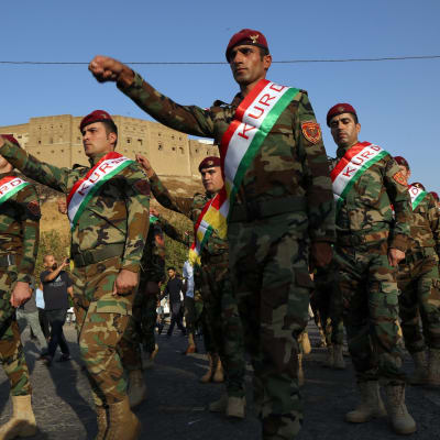 Kurdien peshmerga-taistelija marssivat Erbilin kaupungissa tukeakseen itsenäisyyskansanäänestystä.