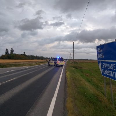 Poliisi sulkenut tien Vaasan lentoasemalle 25. elokuuta.