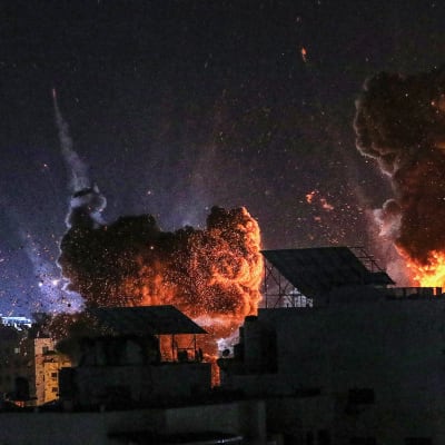 Tulipallot ja savupilvet nousevat taivaalle Isrealin ilma-iskussa Gazaan