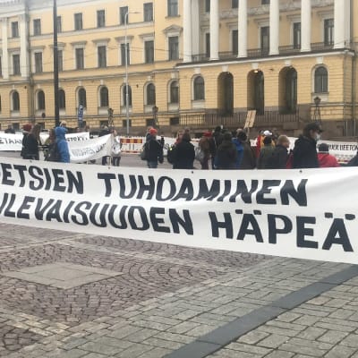 Meri-Rastilan kaavaa vastustavat mielenosoittajat kokoontuivat Senaatintorille keskiviikkona.