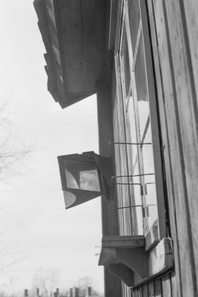 Skvallerspegel vid fönstret av ett trähus i Åbo i medlet av 1900-talet.