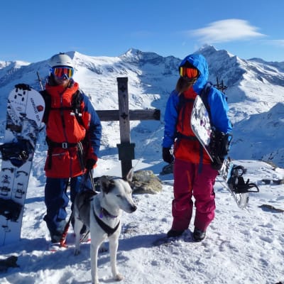 Niklas och Nives Hollsten med hunden Shila uppe i Alperna