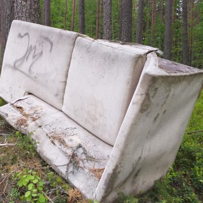 Metsään jätetty sohva