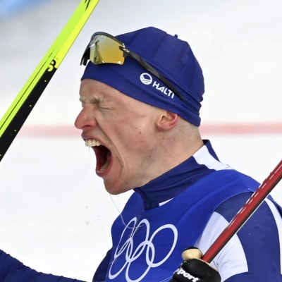 Iivo Niskanen jublar efter guldet på 15 kilometer.