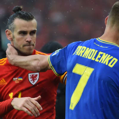 Bale och Jarmolenko tackar varandra. 