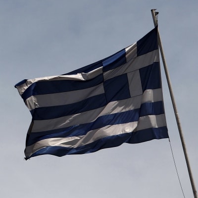 Greklands flagga och staty