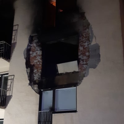 En explosion i ett höghus i Varkaus gjorde ett stort hål i väggen. 