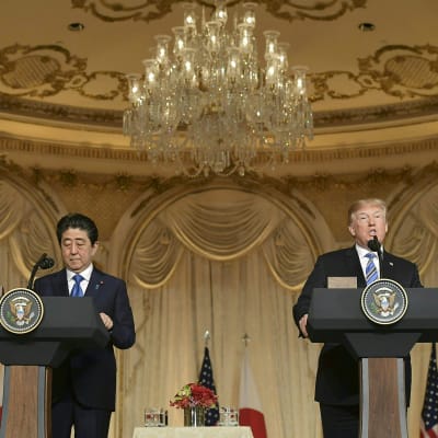 Donald Trump ja Shinzo Abe yhteisessä tiedotustilaisuudessa 18.huhtikuuta.