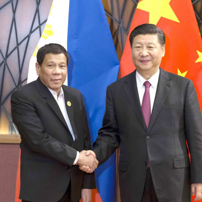 filippiinien presidentti Rodrigo Duterte ja kiinan presidentti Xi Jinping
