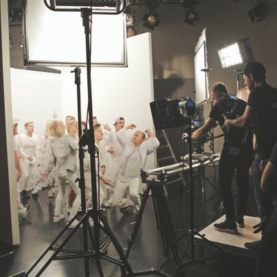 X3M:s redaktion klädd i vitt under inspelningarna av X3M:s julvideo "Julgrisar".