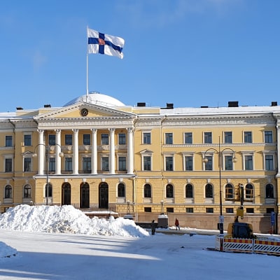 Valtioneuvoston linna talvisena pakkaspäivänä. Suomen valtiolippu liehuu Valtioneuvoston linna katolla Runebergin päivän kunniaksi.
