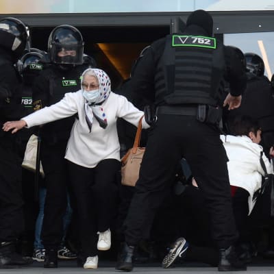Belarusisk polis griper demonstranter i huvudstaden Minsk på söndagen. 